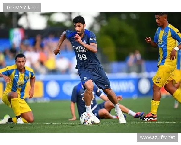 霍伊别尔中场风格稳健，防守覆盖与节奏控制表现突出