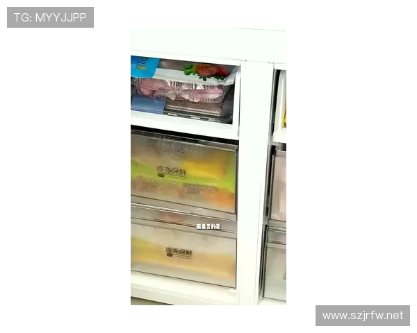 刘洋家的冰箱里只放蛋白粉和冰水，连瓶可乐都找不到