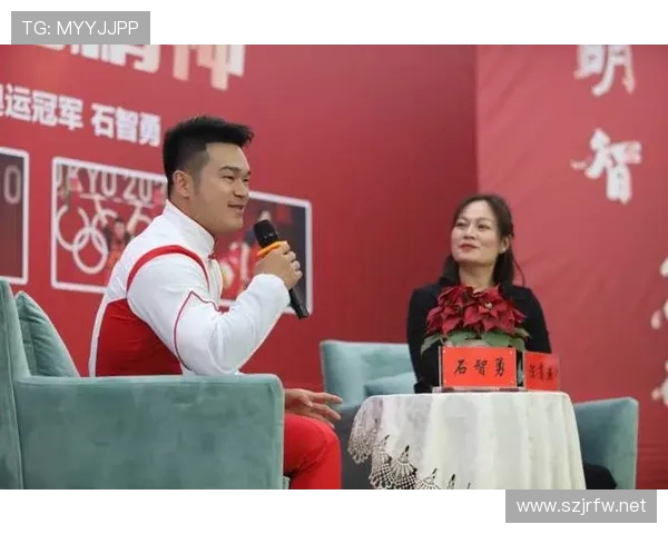 石智勇训练完直接拎走一麻袋蛋白粉，这哪是吃饭，这是喂猛兽