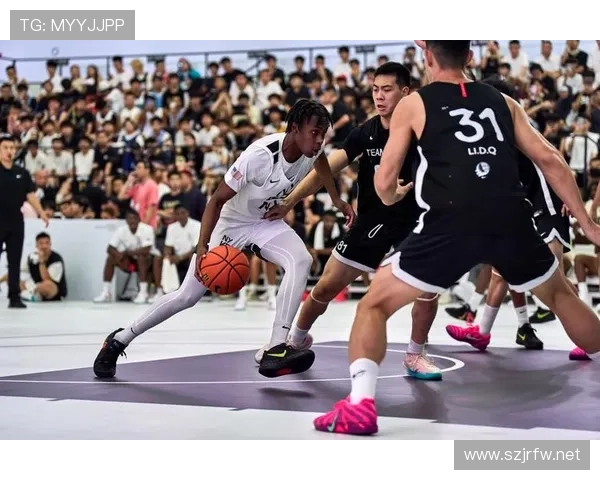 贾·莫兰特健身房搬个沙发？这日常反差也太闹心了吧！