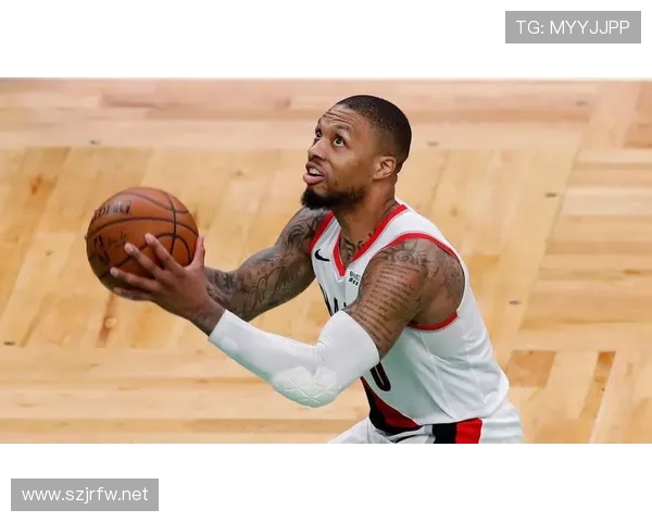 利拉德休赛期天天喝蛋白粉当水，家里泳池边摆满训练器械