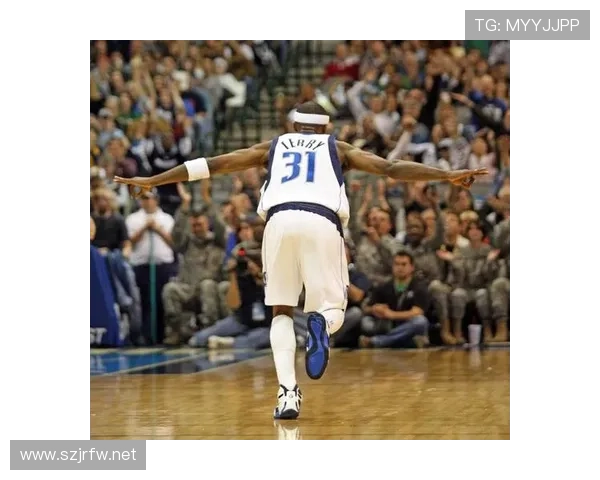 贾森·特里精准无球跑位提升三分命中率拉开队友空位差距